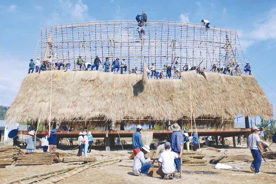 Chỉ những người già uy tín, tài hoa mới có thể chỉ huy dân làng dựng nhà rông. Ảnh: P.L Chỉ những người già uy tín, tài hoa mới có thể chỉ huy dân làng dựng nhà rông. Ảnh: P.L