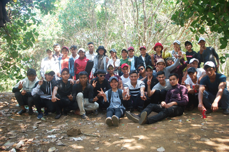 Một nhóm trẻ từ phường Thắng Lợi (Pleiku) tham quan thác Mơ. Ảnh: N.T Một nhóm trẻ từ phường Thắng Lợi (Pleiku) tham quan thác Mơ. Ảnh: N.T