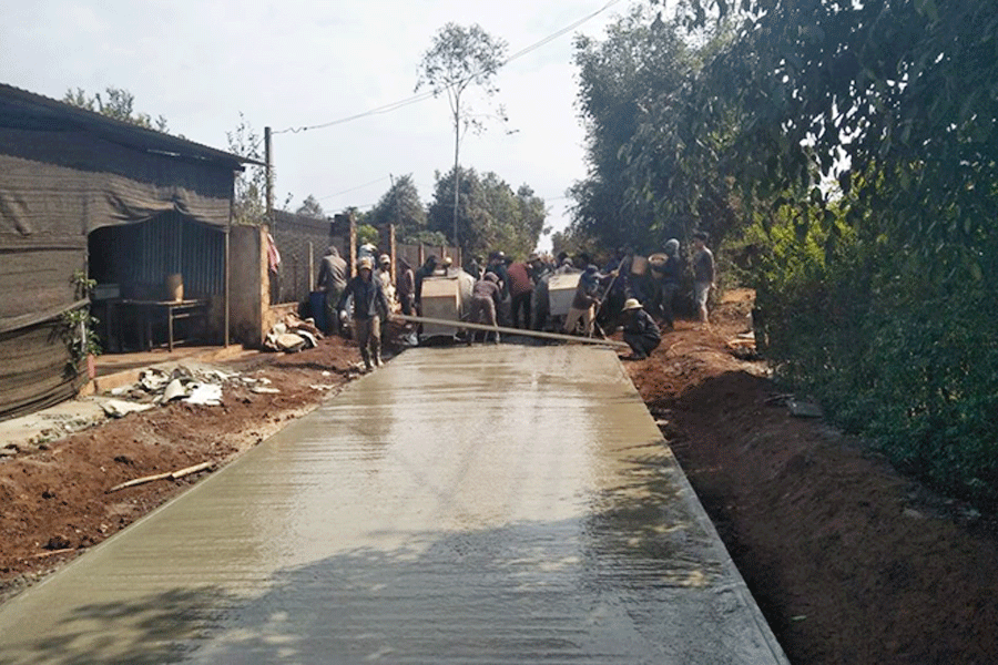 Người dân tích cực tham gia làm đường giao thông nông thôn. Ảnh: T.T.K