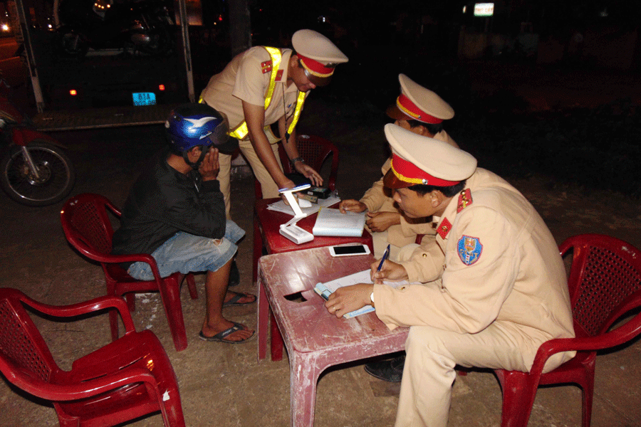 Lực lượng Cảnh sát Giao thông Công an tỉnh lập biên bản xử lý vi phạm nồng độ cồn. Ảnh: L.A Lực lượng Cảnh sát Giao thông Công an tỉnh lập biên bản xử lý vi phạm nồng độ cồn. Ảnh: L.A