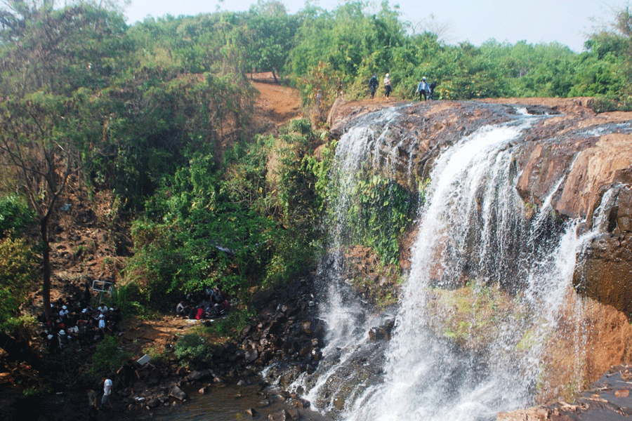 Đông đảo du khách về ngắm thác Mơ trong ngày đầu năm mới. Ảnh: N.T Đông đảo du khách về ngắm thác Mơ trong ngày đầu năm mới. Ảnh: N.T