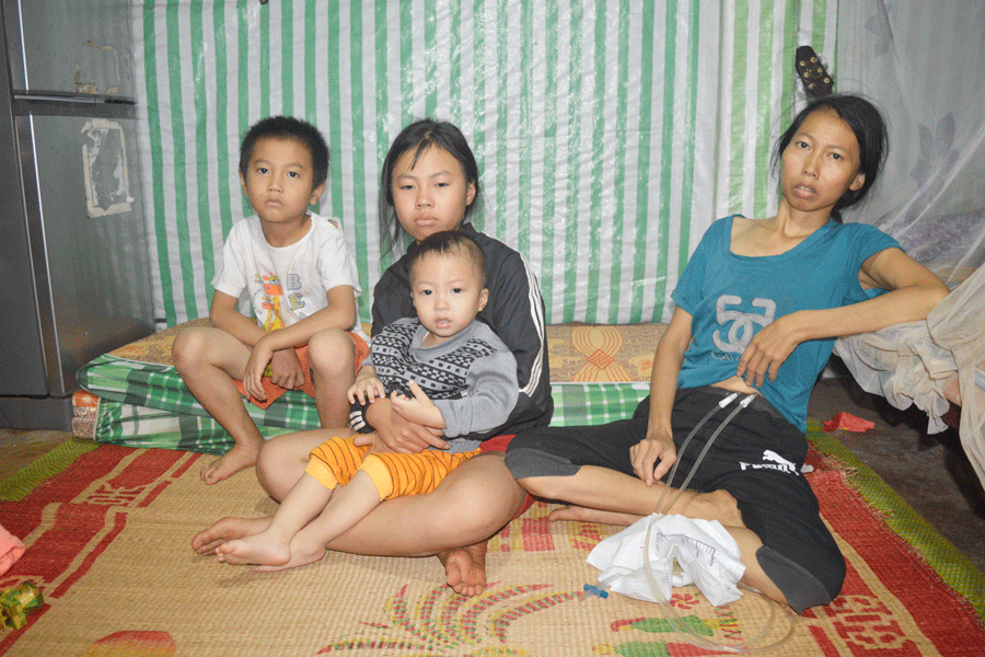 Chị Vũ Thị Thủy bên đàn con thơ. Ảnh. Đ.Y Chị Vũ Thị Thủy bên đàn con thơ. Ảnh. Đ.Y