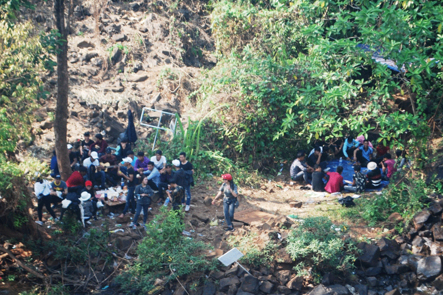 Nhiều du khách mang theo thức ăn và nước uống. Ảnh: N.T Nhiều du khách mang theo thức ăn và nước uống. Ảnh: N.T