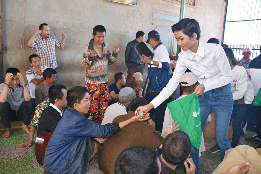 Hoa hậu H’Hen Niê phát quà cho bệnh nhân tâm thần ở xã Chư Hdrông (TP. Pleiku). Ảnh: Hoàng Ngọc