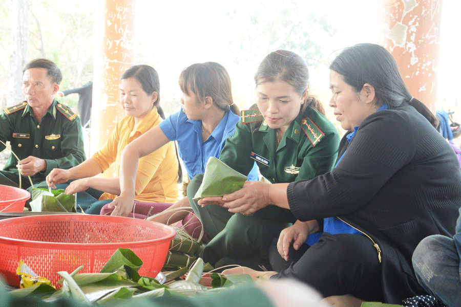 Các chiến sĩ cùng tham gia gói bánh chưng tại Chương trình “Tết biên cương-ấm tình quân dân”. Ảnh: P.V