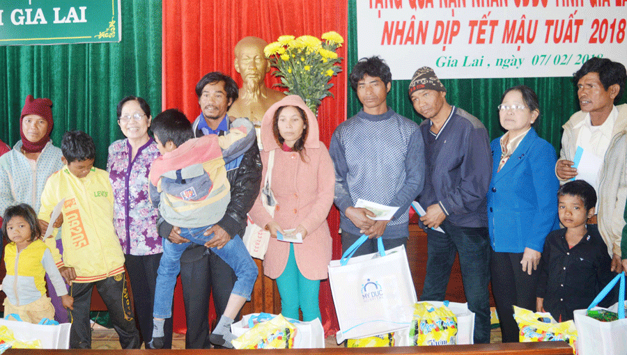 Bệnh viện Mỹ Đức (TP. Hồ Chí Minh) trao quà Tết cho nạn nhân chất độc da cam tỉnh Gia Lai. Ảnh: Đ.Y