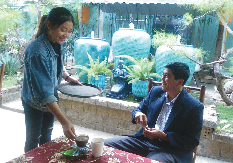 Nhân viên phục vụ quán cà phê dịp Tết được trả lương gấp 3 ngày thường nhưng vẫn hiếm người làm. Ảnh: L.L