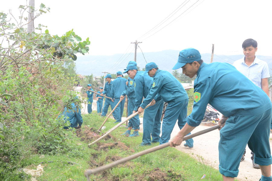 Đoàn viên thanh niên khơi thông cống rãnh. Ảnh: P.L Đoàn viên thanh niên khơi thông cống rãnh. Ảnh: P.L