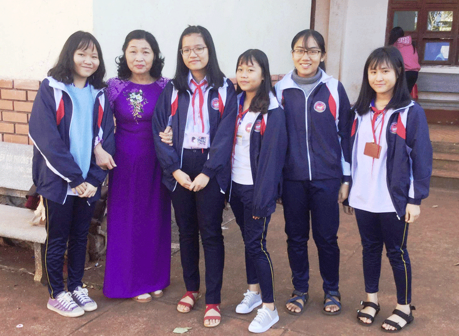 Cô Khanh bên những học trò của mình. Ảnh: Đ.Y Cô Khanh bên những học trò của mình. Ảnh: Đ.Y