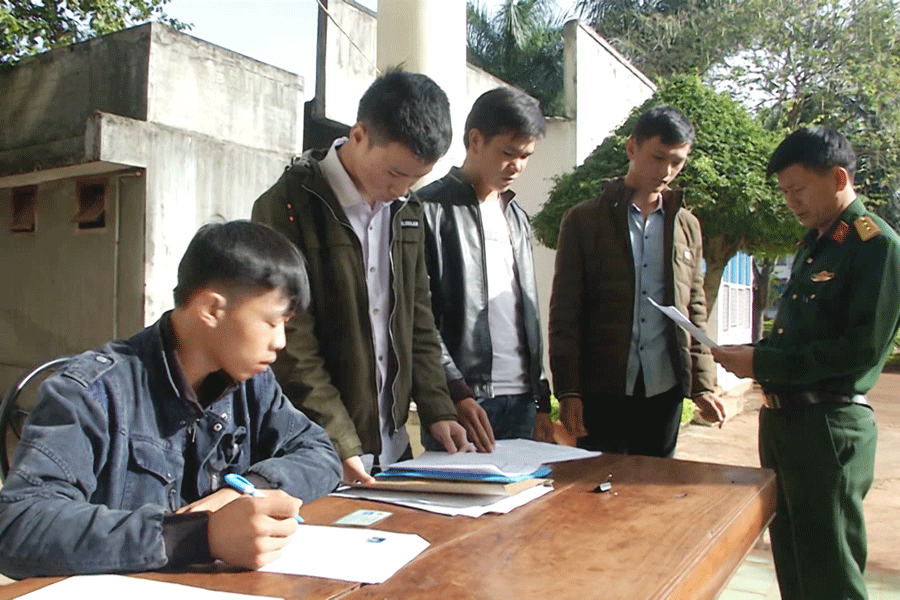 Thanh niên đăng ký tham gia khám tuyển nghĩa vụ quân sự. Ảnh: A.H Thanh niên đăng ký tham gia khám tuyển nghĩa vụ quân sự. Ảnh: A.H