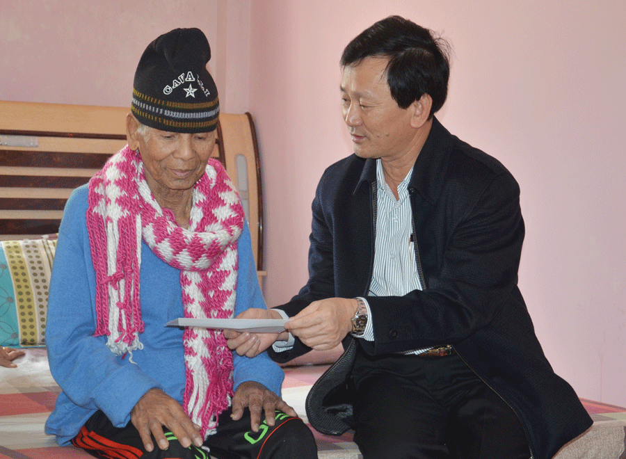 Bí thư Tỉnh ủy Dương Văn Trang đến thăm và tặng quà Nhà giáo Nhân dân Siu Pơi. Ảnh: P.L Bí thư Tỉnh ủy Dương Văn Trang đến thăm và tặng quà Nhà giáo Nhân dân Siu Pơi. Ảnh: P.L