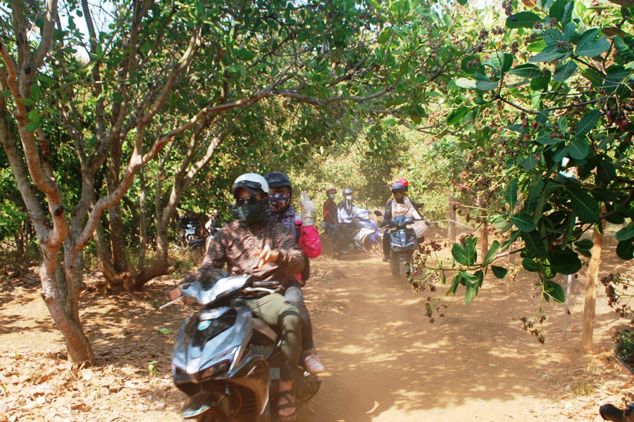 Rất đông du khách tìm về ngắm thác Mơ. Ảnh: N.T Rất đông du khách tìm về ngắm thác Mơ. Ảnh: N.T