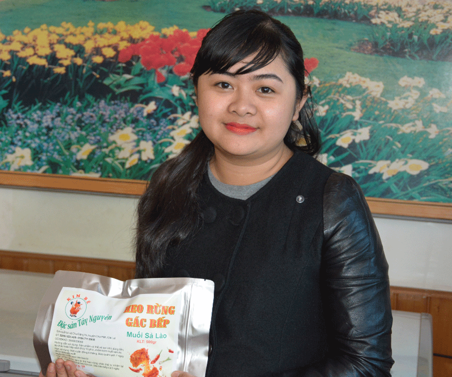 Chị Trần Thị Bé và sản phẩm “Heo đồng bào gác bếp”. Ảnh: H.Đ.T