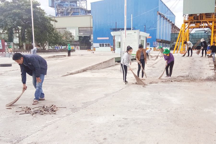 Sau mỗi vụ ép, cán bộ, nhân viên TTC Gia Lai đều tổ chức vệ sinh để duy trì môi trường làm việc xanh, sạch, đẹp. Ảnh: N.D