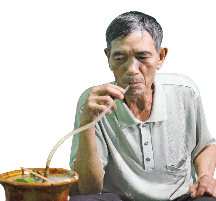 Già Sôn-“kiến trúc sư” trưởng của làng Kon Sơ Lăl. Ảnh: P.L Già Sôn-“kiến trúc sư” trưởng của làng Kon Sơ Lăl. Ảnh: P.L