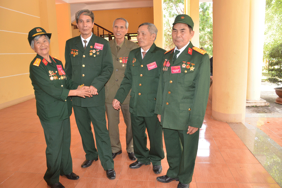 Các cựu chiến binh Tiểu đoàn Đặc công 408 tham gia chiến dịch Mậu Thân 1968 bồi hồi ngày gặp lại. Ảnh: V.H