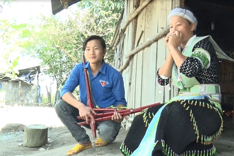 Thổi kèn lá và thổi khèn là những hoạt động văn hóa tinh thần còn được đồng bào H’Mông ở xã Lơ Ku (huyện Kbang) gìn giữ. Ảnh: H.D