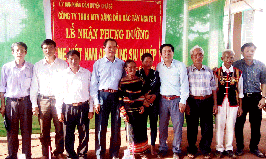 Lễ nhận phụng dưỡng Mẹ Việt Nam Anh hùng Siu H’Bép. Ảnh: N.S Lễ nhận phụng dưỡng Mẹ Việt Nam Anh hùng Siu H’Bép. Ảnh: N.S