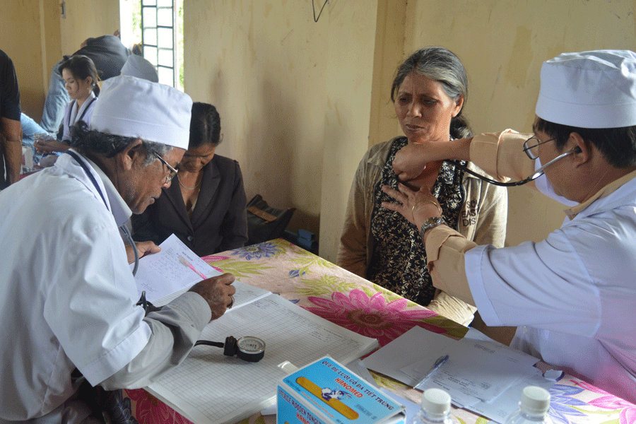 Khám bệnh cho người rối nhiễu tâm trí. Ảnh: Đ.Y