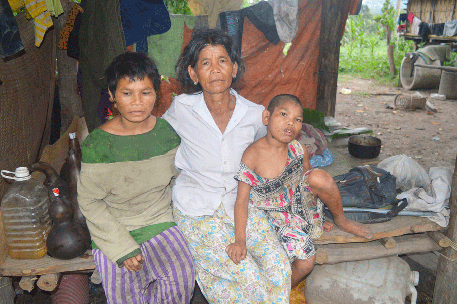 Ba mẹ con bà Hyen bên căn chòi tạm. Ảnh: Đ.Y Ba mẹ con bà Hyen bên căn chòi tạm. Ảnh: Đ.Y