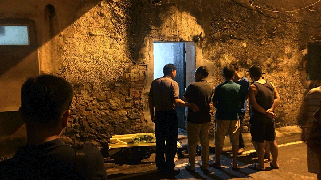 Lực lượng công an khám nghiệm hiện trường tại nhà nạn nhân Hồng Thị Thủy  Lực lượng công an khám nghiệm hiện trường tại nhà nạn nhân Hồng Thị Thủy