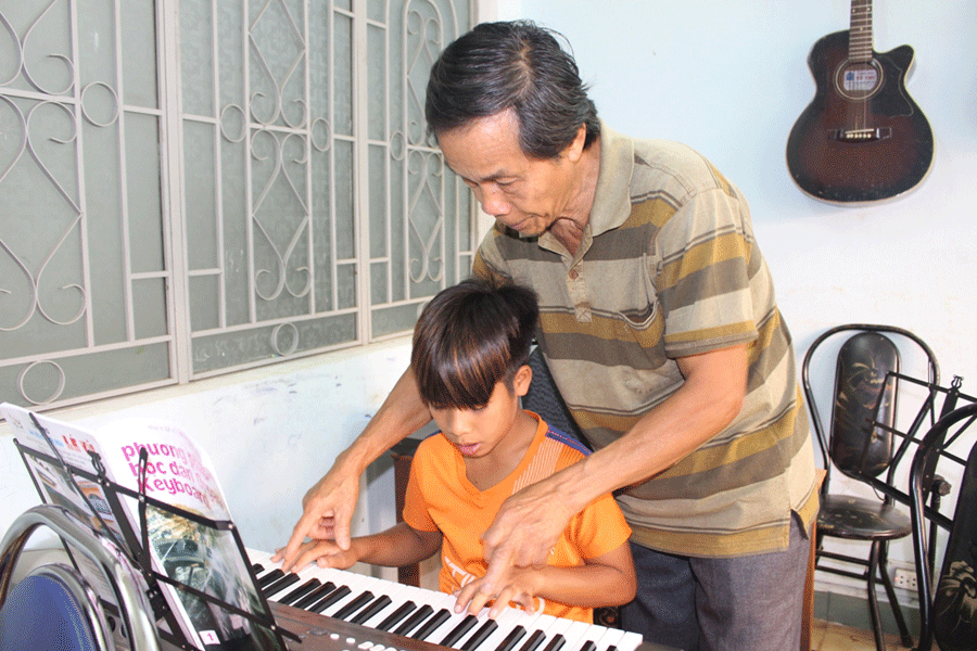 Thầy giáo Nguyễn Tự Thành đang hướng dẫn kỹ năng đàn cho các em thiếu nhi của Trung tâm Bảo trợ Xã hội tổng hợp tỉnh. Ảnh: P.L Thầy giáo Nguyễn Tự Thành đang hướng dẫn kỹ năng đàn cho các em thiếu nhi của Trung tâm Bảo trợ Xã hội tổng hợp tỉnh. Ảnh: P.L