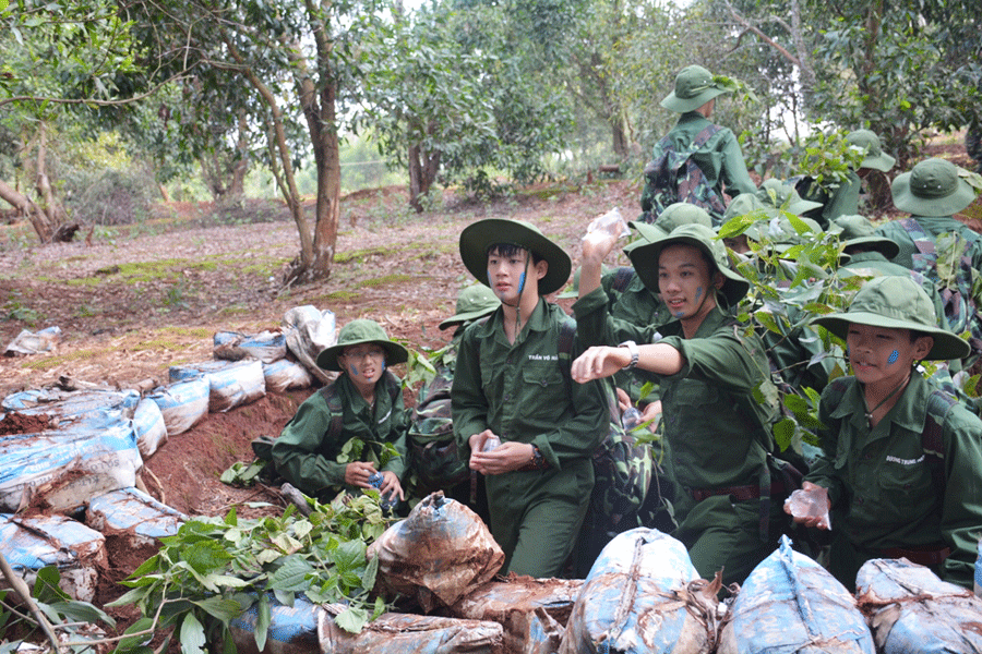 Các chiến sĩ “nhí” được huấn luyện môn ném lựu đạn. Ảnh: P.L