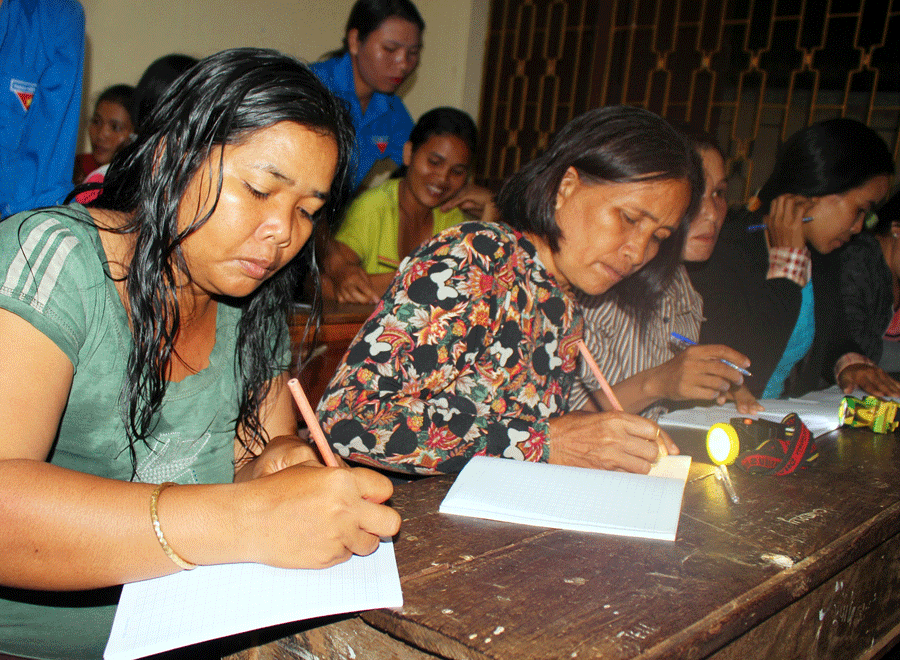 Các học viên say sưa viết chữ. Ảnh: D.Y.T