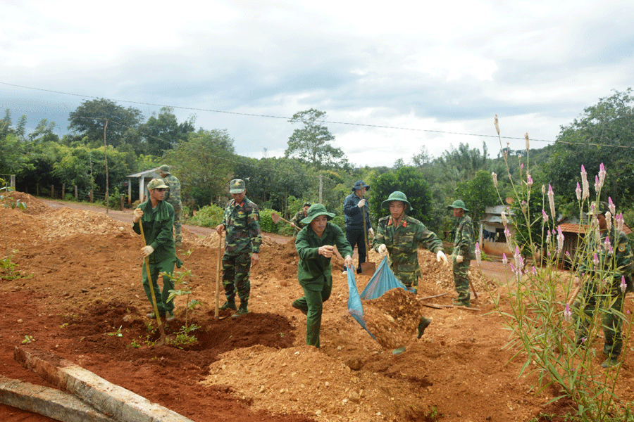 Tuổi trẻ LLVT tỉnh giúp dân xã Đak Sơ Mei (huyện Đak Đoa) san ủi mặt bằng. Ảnh: P.D
