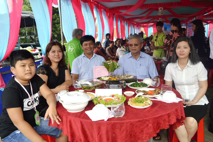Mâm cơm cho gia đình 3 thế hệ của vợ chồng chị Trần Thị Hoa đạt giải vàng tại ngày hội. Ảnh: L.H Mâm cơm cho gia đình 3 thế hệ của vợ chồng chị Trần Thị Hoa đạt giải vàng tại ngày hội. Ảnh: L.H
