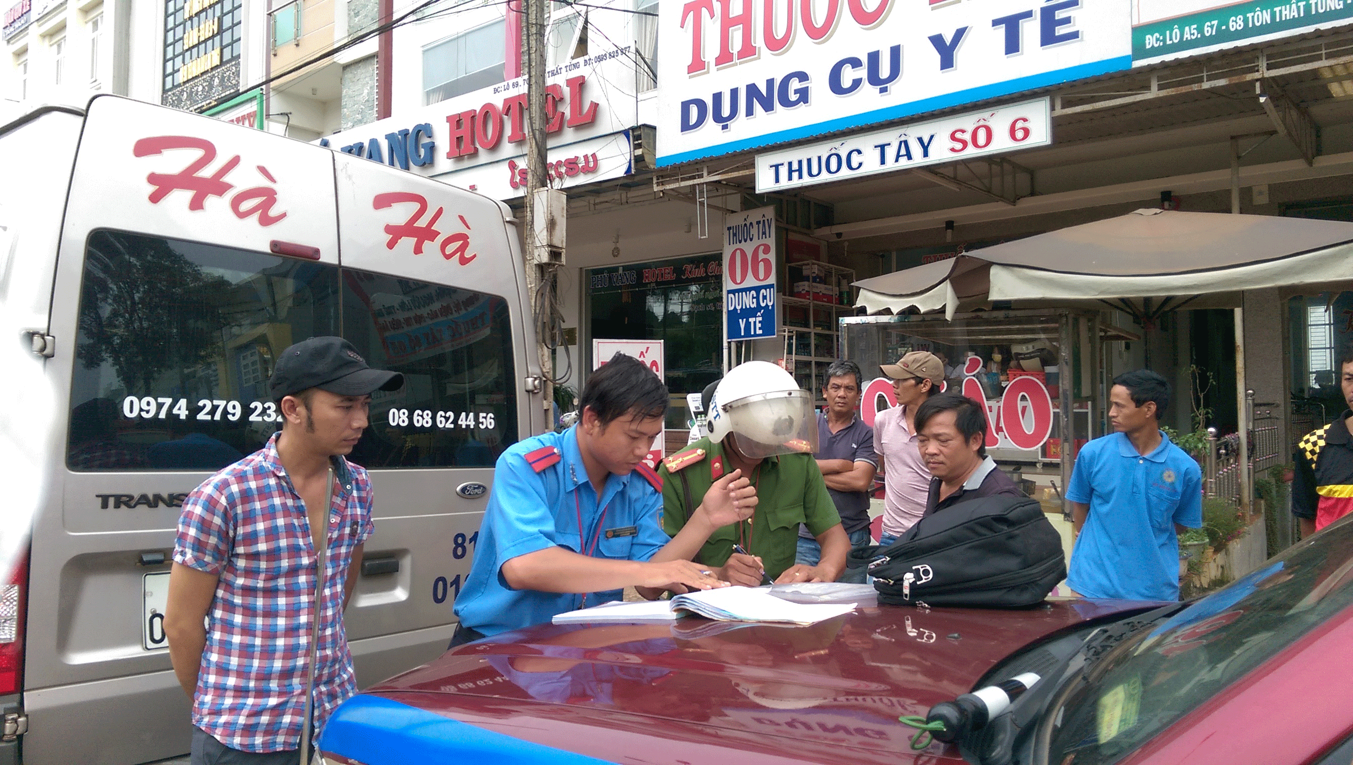 Lực lượng Thanh tra Giao thông kiểm tra một xe khách. Ảnh: L.L