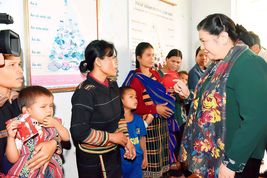 Phó Chủ tịch Thường trực Quốc hội Tòng Thị Phóng thăm hỏi, động viên người dân xã Ayun (huyện Mang Yang). Ảnh: Đức Thụy Phó Chủ tịch Thường trực Quốc hội Tòng Thị Phóng thăm hỏi, động viên người dân xã Ayun (huyện Mang Yang). Ảnh: Đức Thụy