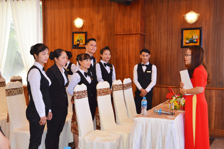 Có 6 thí sinh tham gia phần thi nghiệp vụ nhà hàng tại Hội thi. Ảnh: P.V