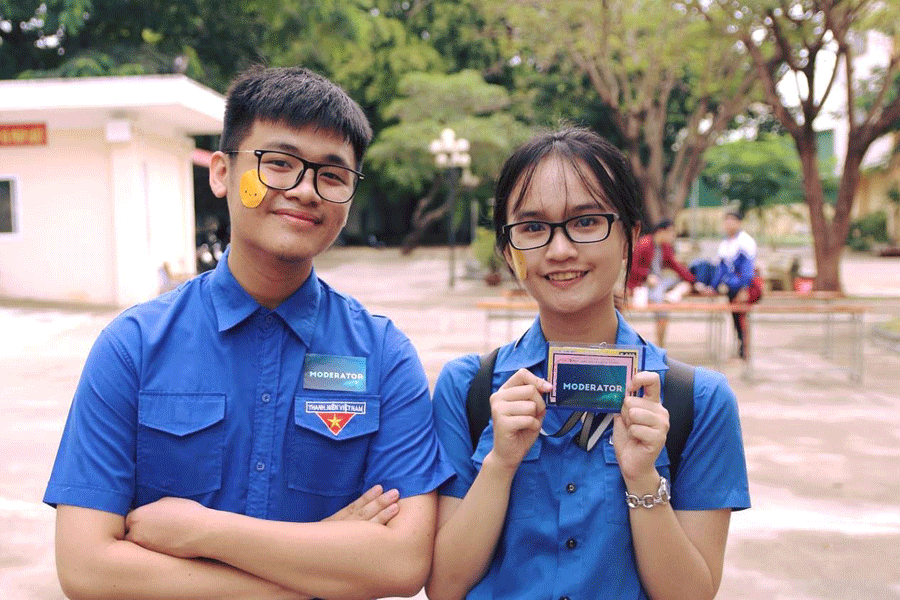 Nguyễn Lê Gia Khánh (bìa phải) chụp ảnh kỷ yếu với bạn học. Ảnh: Gia Khánh