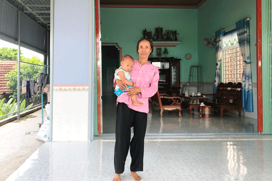 Bà Trần Thị Bé là thân nhân liệt sĩ ở thôn Bình Trung (xã Chư Răng) được hỗ trợ xây nhà khang trang. Ảnh: L.P