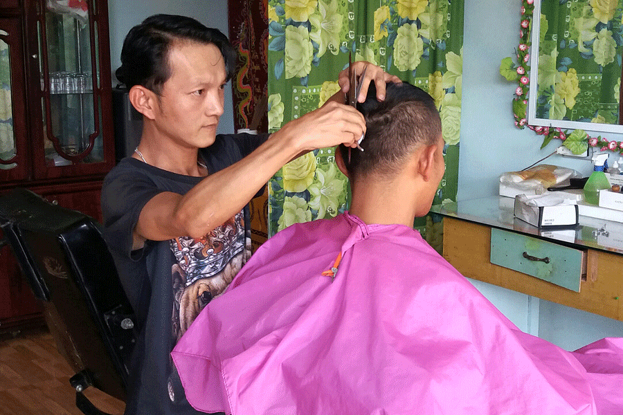 Được hỗ trợ xây nhà, anh Cao Ngọc Tấn-con trai bà Lành đã có mặt bằng tươm tất mở tiệm cắt tóc. Ảnh: N.N Được hỗ trợ xây nhà, anh Cao Ngọc Tấn-con trai bà Lành đã có mặt bằng tươm tất mở tiệm cắt tóc. Ảnh: N.N