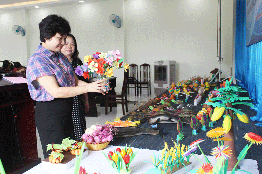 Giáo viên Mầm non trên địa bàn tỉnh đã tận dụng phế phẩm để tạo ra nhiều sản phẩm đẹp mắt. Ảnh: N.G Giáo viên Mầm non trên địa bàn tỉnh đã tận dụng phế phẩm để tạo ra nhiều sản phẩm đẹp mắt. Ảnh: N.G