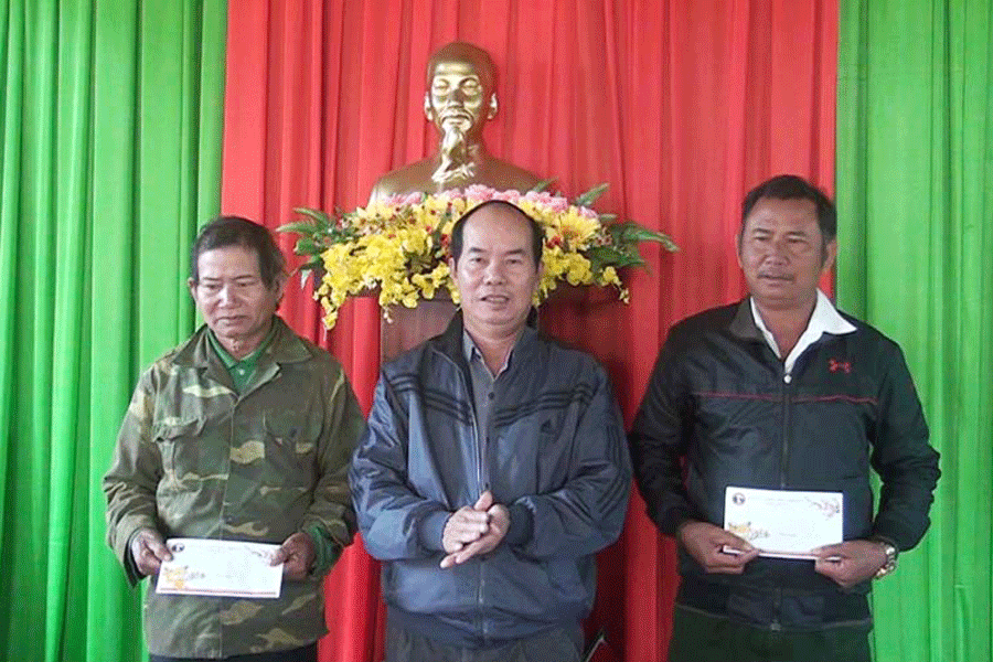 Ông Lê Đình Huấn-Phó Bí thư Thường trực Huyện ủy Chư Sê trao quà cho gia đình chính sách. Ảnh: N.S Ông Lê Đình Huấn-Phó Bí thư Thường trực Huyện ủy Chư Sê trao quà cho gia đình chính sách