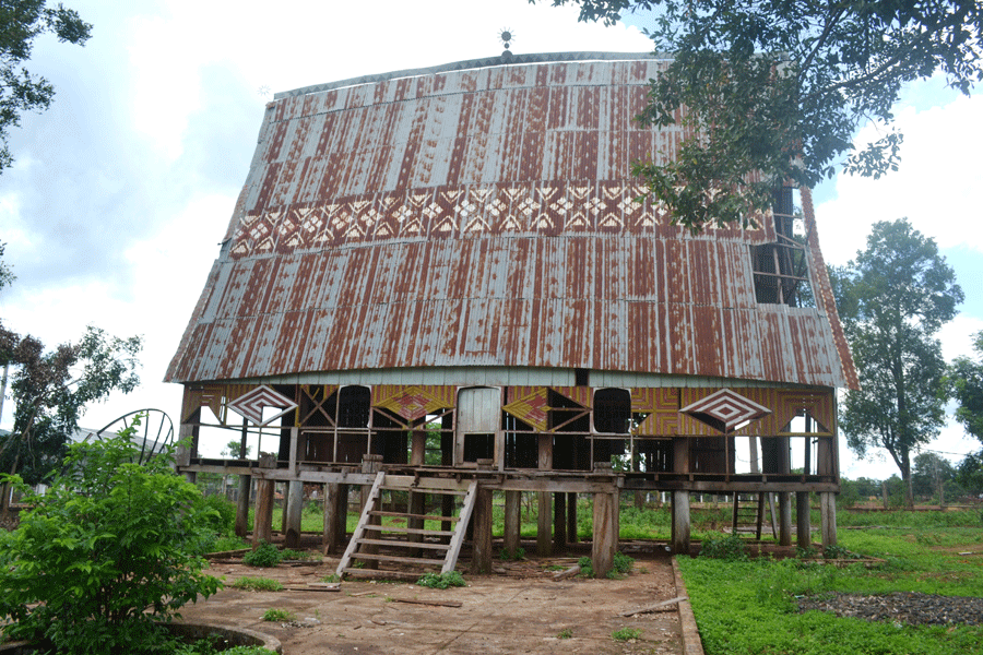 Mặt trước ngôi nhà rông với những mảng tường trống hoác. Ảnh: L.H