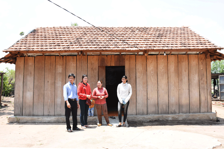 Tuyên truyền, vận động người dân chuyển đổi cơ cấu cây trồng, vật nuôi. Ảnh: M.N