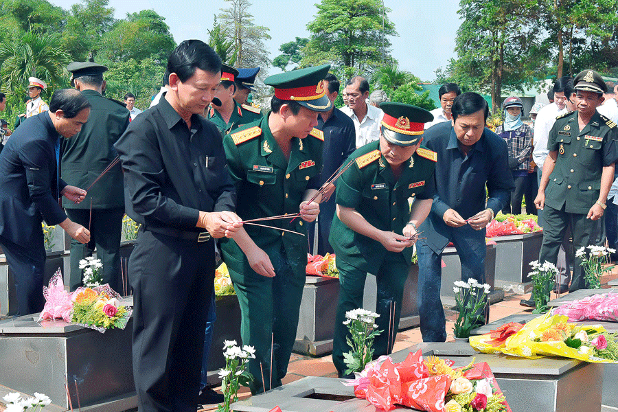 Các đồng chí lãnh đạo tỉnh cùng đông đảo cán bộ, nhân dân đến thắp hương cho các liệt sĩ. Ảnh: Đức Thụy Các đồng chí lãnh đạo tỉnh cùng đông đảo cán bộ, nhân dân đến thắp hương cho các liệt sĩ. Ảnh: Đức Thụy