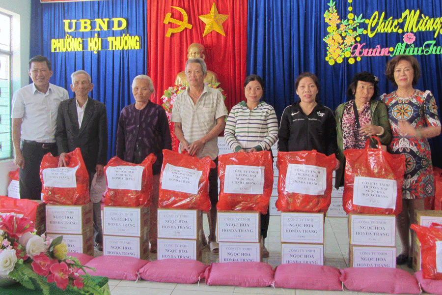 Công ty TNHH Thương mại Ngọc Hoa tặng quà cho các hộ nghèo ở phường Hội Thương (TP. Pleiku). Ảnh: H.M