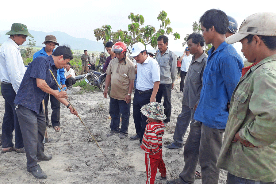 Ngành chức năng huyện Chư Pưh hướng dẫn người dân làng Ia Bia kỹ thuật trồng cây điều. Ảnh: Q.T