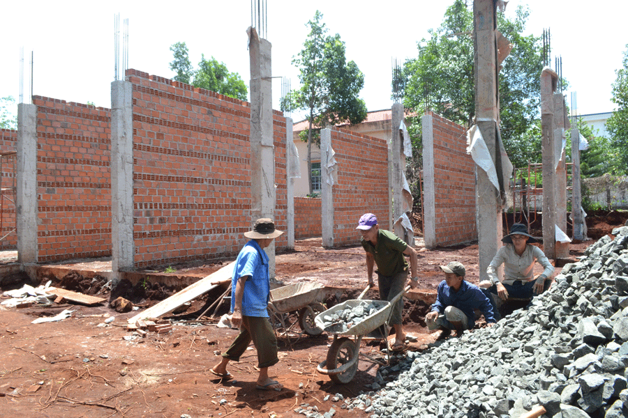 Thi công công trình trụ sở UBND thị trấn Chư Prông. Ảnh: L.N Thi công công trình trụ sở UBND thị trấn Chư Prông. Ảnh: L.N