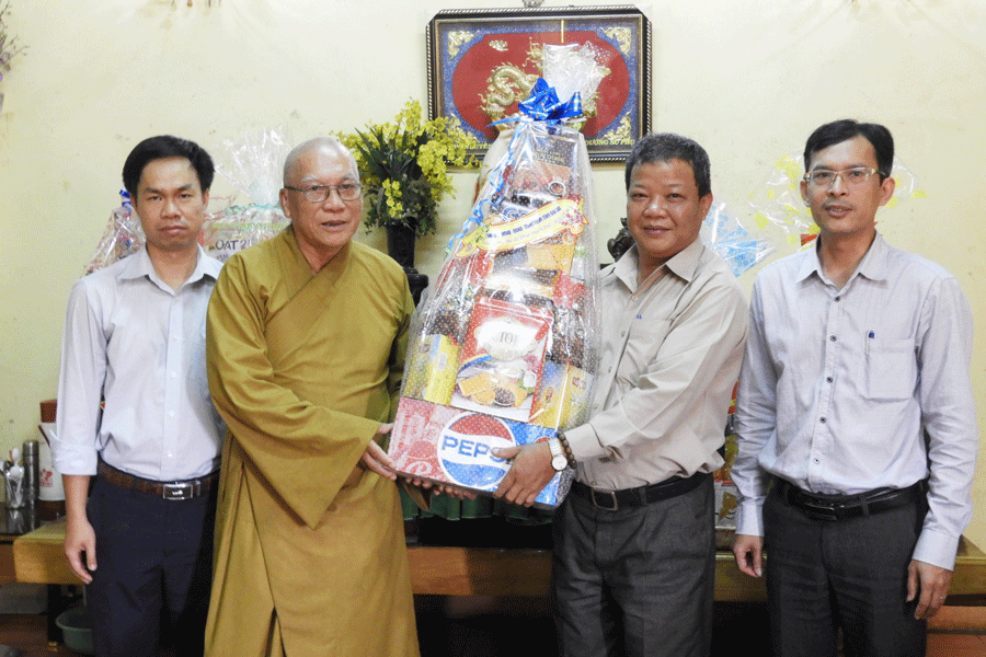 Thăm và chúc mừng Đại lễ Phật đản tại Chùa Minh Quang-TP. Pleiku. Ảnh: T.N Thăm và chúc mừng Đại lễ Phật đản tại Chùa Minh Quang-TP. Pleiku. Ảnh: T.N