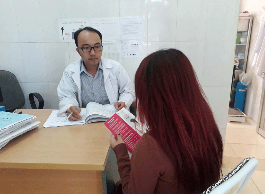 Tư vấn điều trị cai nghiện ma túy bằng Methadone tại Trung tâm Phòng-chống HIV/AIDS tỉnh. Ảnh: N.T