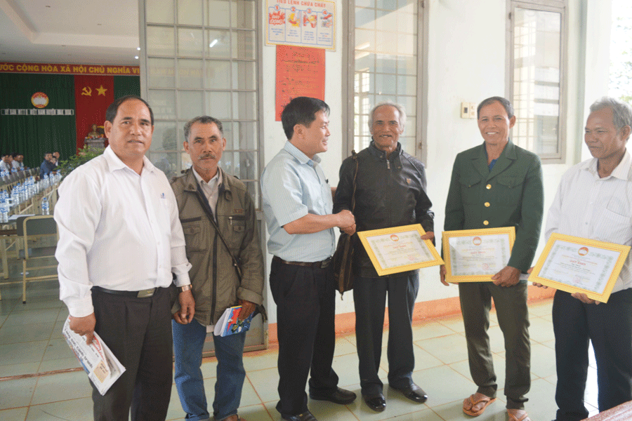 Ông Nguyễn Hữu Thọ (thứ 3 từ trái qua)-Bí thư Huyện ủy Đak Đoa trao đổi với những người uy tín tiêu biểu. Ảnh: Đ.Y Ông Nguyễn Hữu Thọ (thứ 3 từ trái qua)-Bí thư Huyện ủy Đak Đoa trao đổi với những người uy tín tiêu biểu. Ảnh: Đ.Y