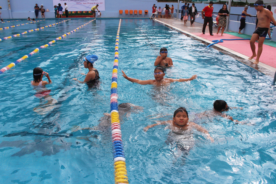 Các em học sinh tham gia khóa học bơi tại bể bơi Trung tâm Huấn luyện và Thi đấu Thể thao tỉnh. Ảnh: P.L