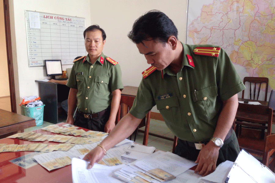 Phòng An ninh Kinh tế Công an tỉnh thu giữ nhiều giấy phép lái xe và hồ sơ phương tiện giao thông giả. Ảnh: Q.T