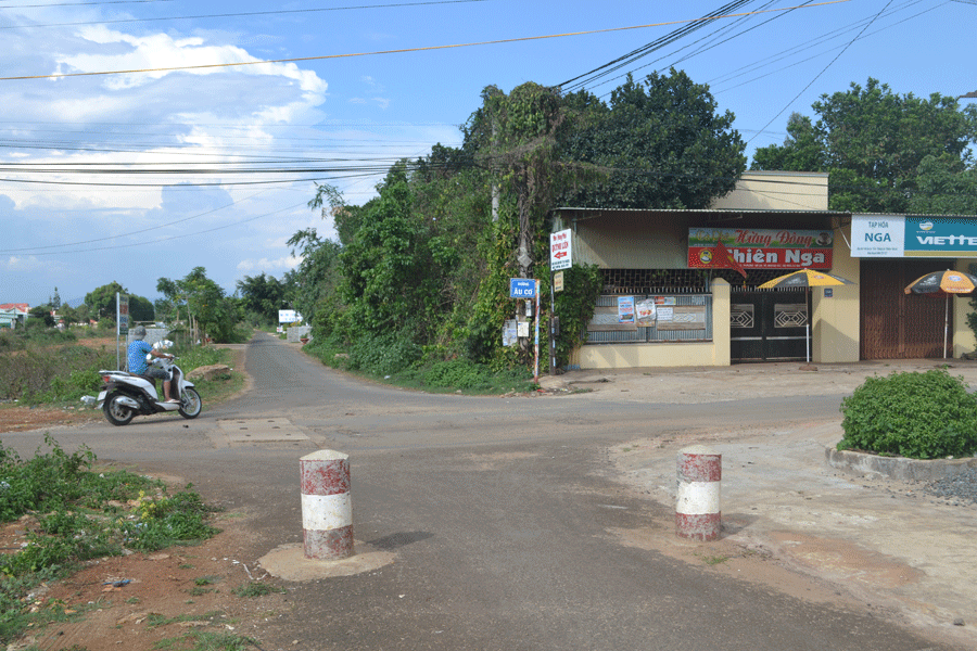 2 trụ đúc xi măng bê tông án ngữ ngay trên đường hẻm 144 Âu Cơ (tổ dân phố 4, phường Thắng Lợi, TP. Pleiku). Ảnh: H.C 2 trụ đúc xi măng bê tông án ngữ ngay trên đường hẻm 144 Âu Cơ (tổ dân phố 4, phường Thắng Lợi, TP. Pleiku). Ảnh: H.C